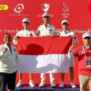 Bersama rekannya di podium, Jayawardana Dornan (tengah), William Wijaya (kiri), dan Theodore Citoputra (kanan).